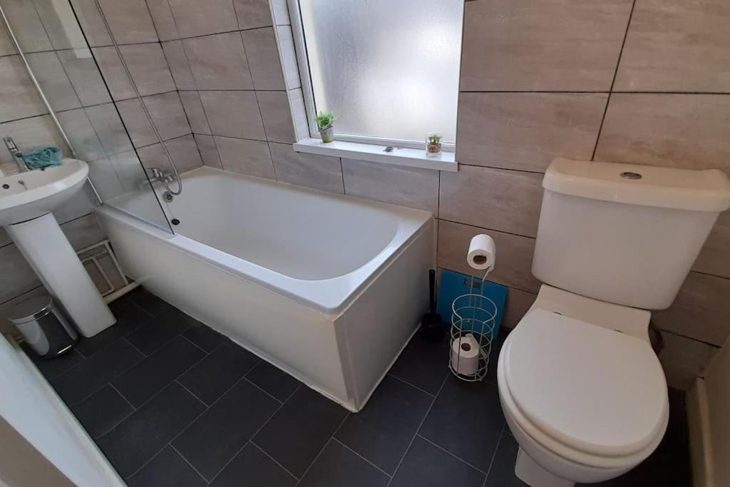 Spacious 4 Bedroom, Free Netflix, Central Location Cardiff Kültér fotó