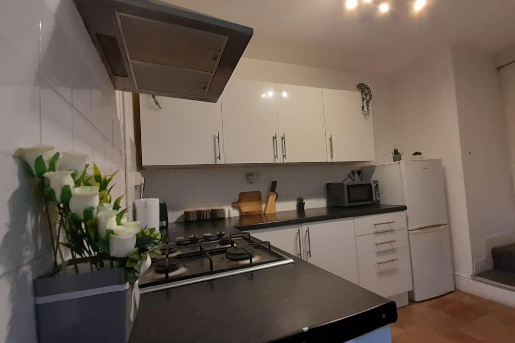 Spacious 4 Bedroom, Free Netflix, Central Location Cardiff Kültér fotó
