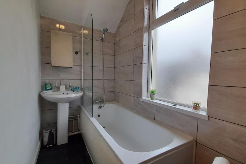 Spacious 4 Bedroom, Free Netflix, Central Location Cardiff Kültér fotó
